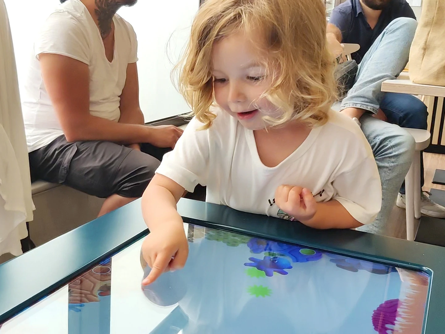 Crianças a jogar numa Kylii Table multi-touch.