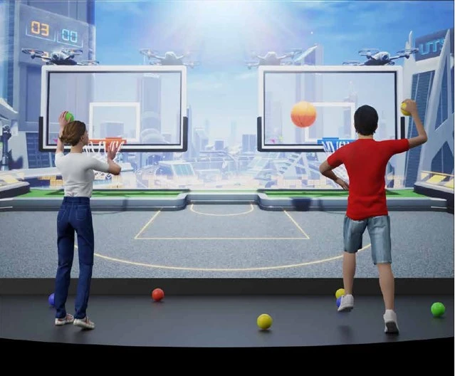 Hóspedes a interagir com o iWall num lobby de hotel.